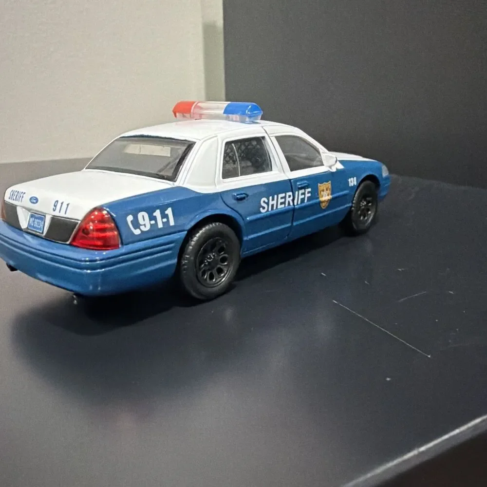 Jada 1/32 Scale 35728 - Rick Grimes Ford Crown Victoria Sheriff The Walking Dead